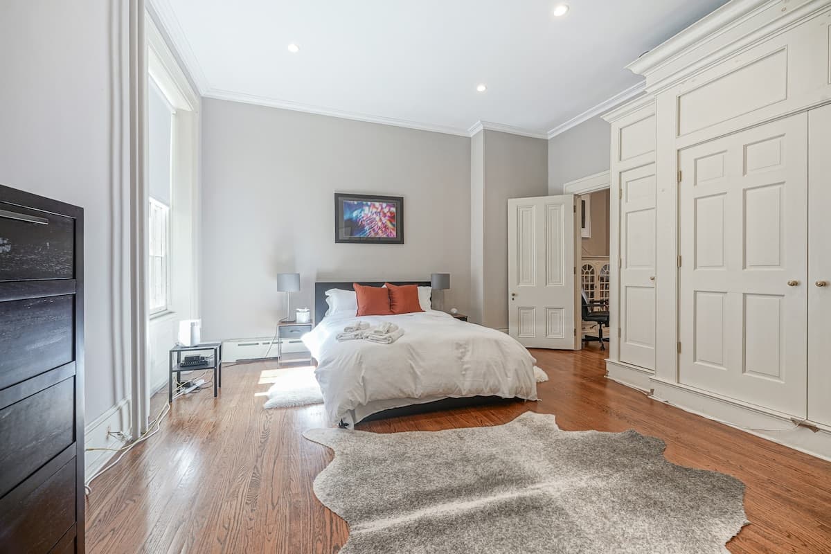 Library Bedroom — Queen bed, second floor