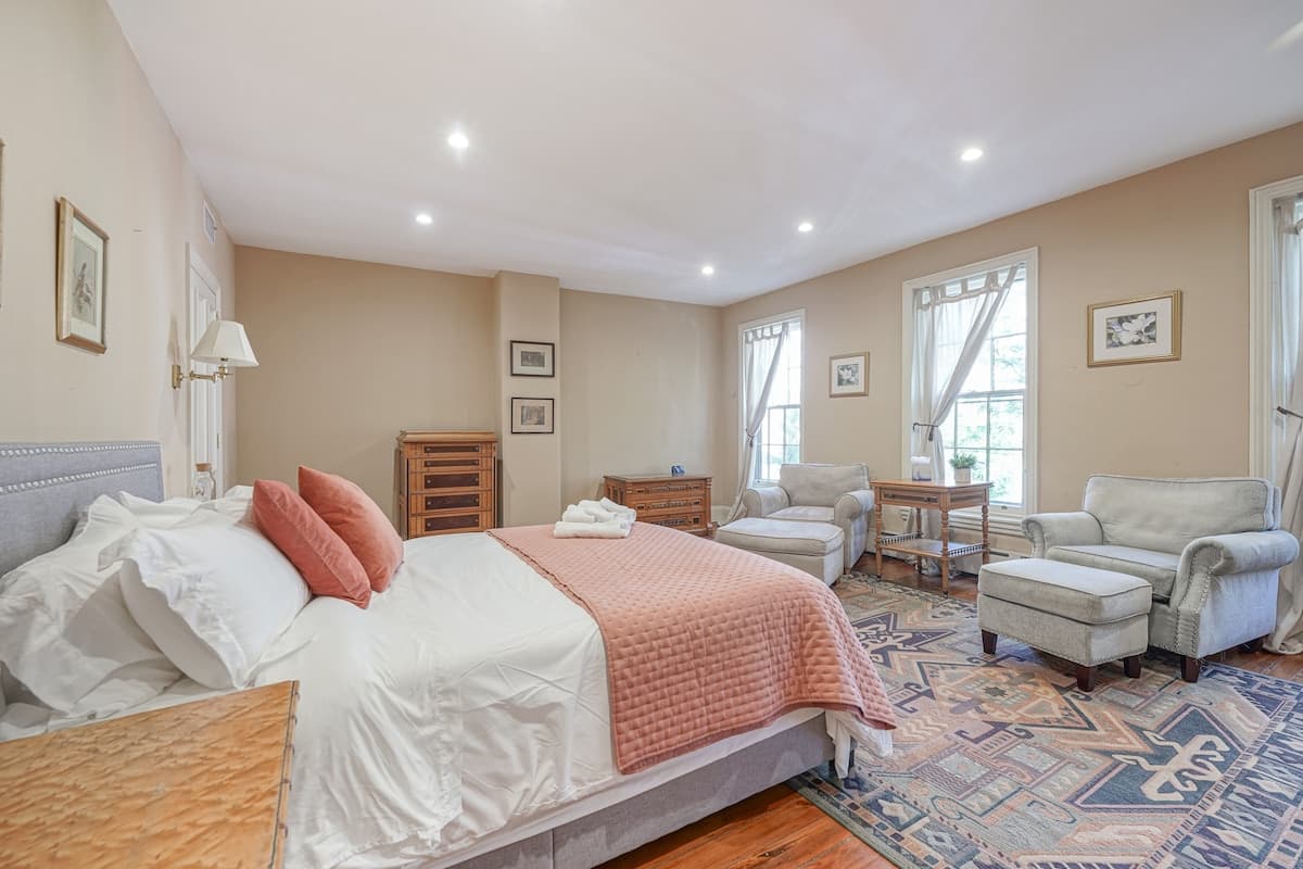 VIP Bedroom 2 — Queen bed, third floor