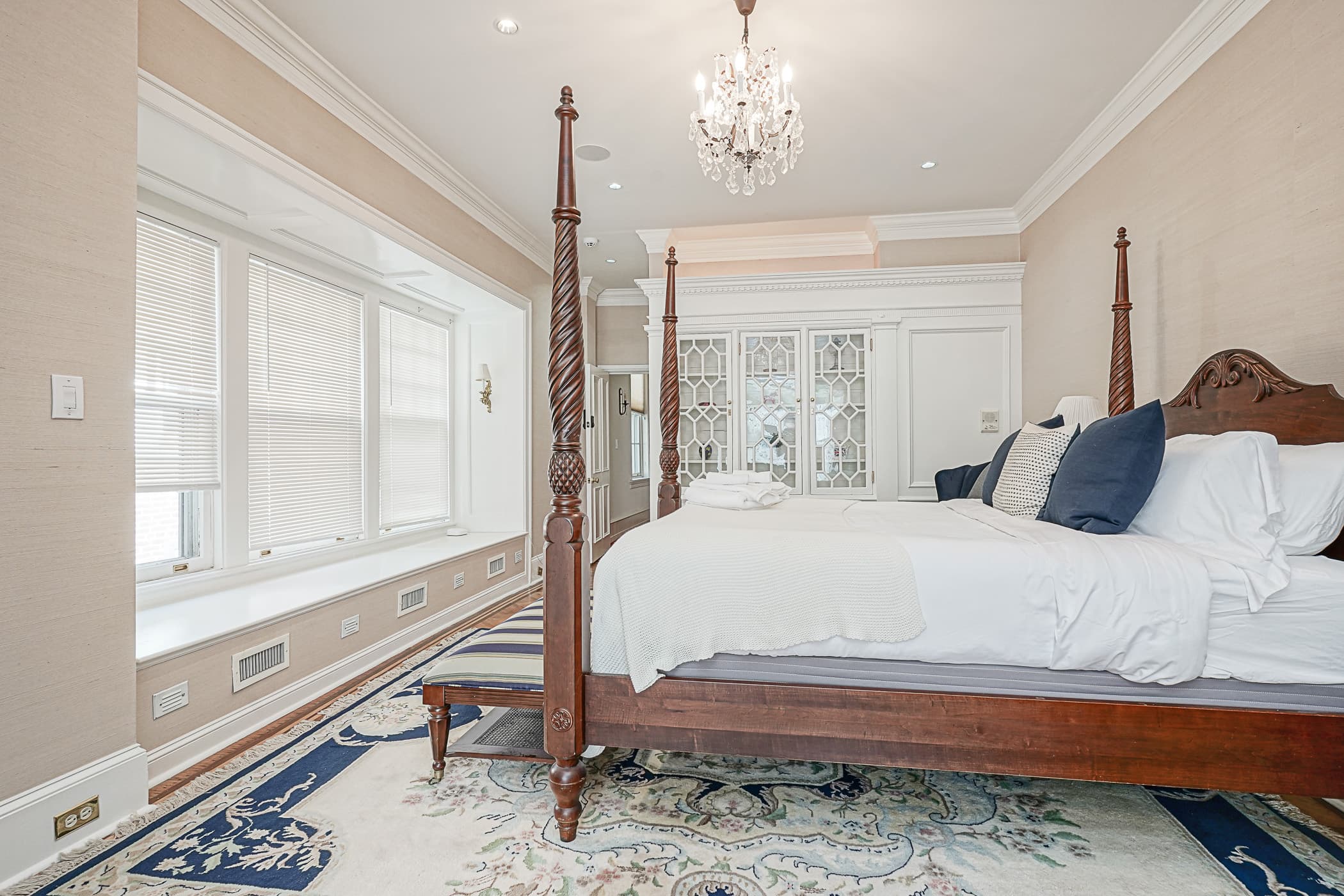 Principal suite with four-poster bed
