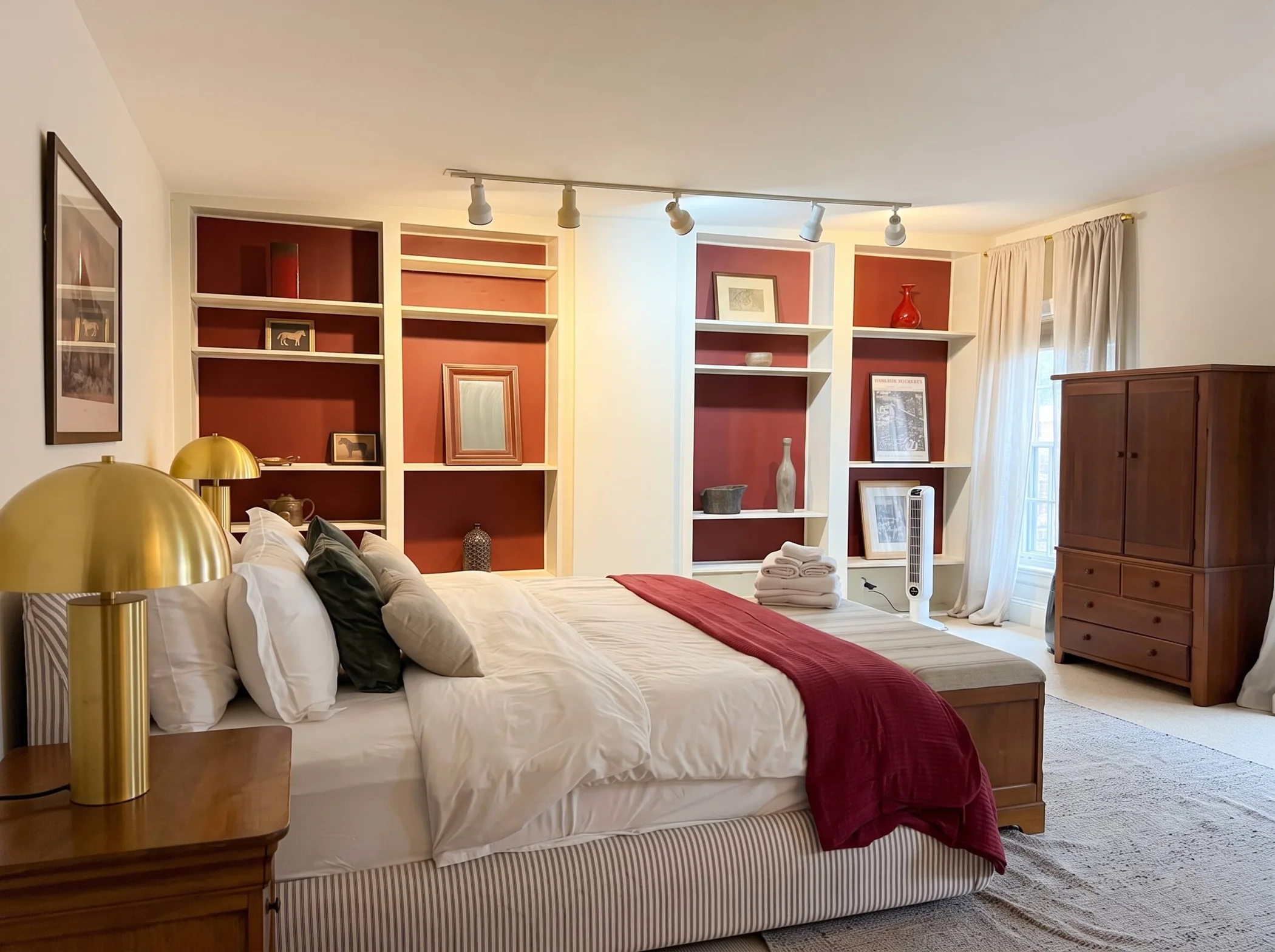 Bedroom 8 — Queen bed, fourth floor